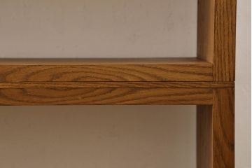 ワードローブを2台の本棚にリメイク!奥行きを2等分し、天板を取り付け。それぞれ可動棚を追加し、明るめの茶色に塗装仕上げ。