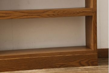 ワードローブを2台の本棚にリメイク!奥行きを2等分し、天板を取り付け。それぞれ可動棚を追加し、明るめの茶色に塗装仕上げ。