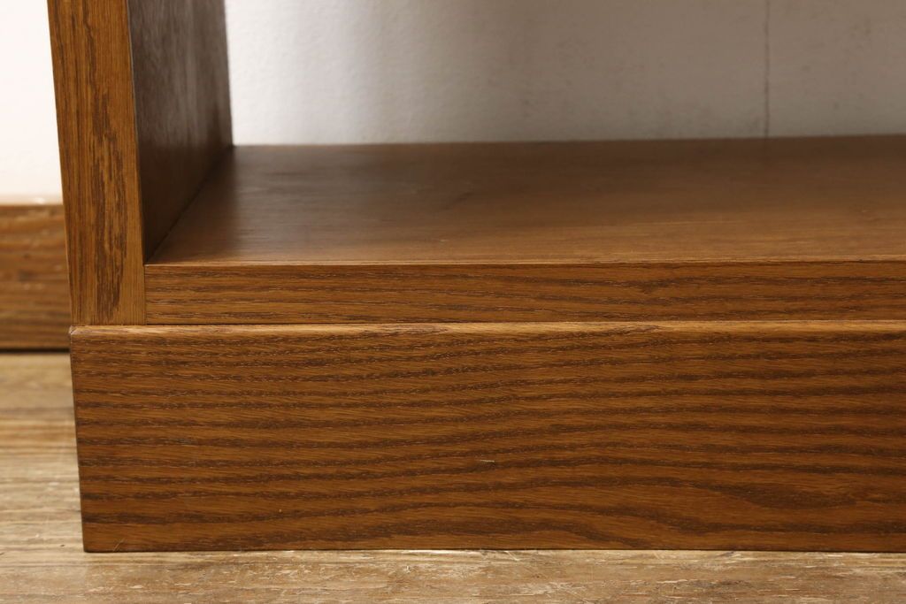 ワードローブを2台の本棚にリメイク!奥行きを2等分し、天板を取り付け。それぞれ可動棚を追加し、明るめの茶色に塗装仕上げ。