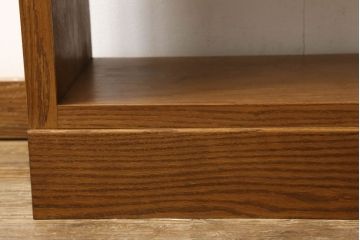 ワードローブを2台の本棚にリメイク!奥行きを2等分し、天板を取り付け。それぞれ可動棚を追加し、明るめの茶色に塗装仕上げ。