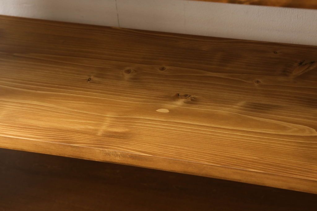 ワードローブを2台の本棚にリメイク!奥行きを2等分し、天板を取り付け。それぞれ可動棚を追加し、明るめの茶色に塗装仕上げ。