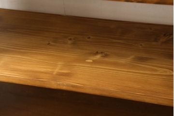 ワードローブを2台の本棚にリメイク!奥行きを2等分し、天板を取り付け。それぞれ可動棚を追加し、明るめの茶色に塗装仕上げ。