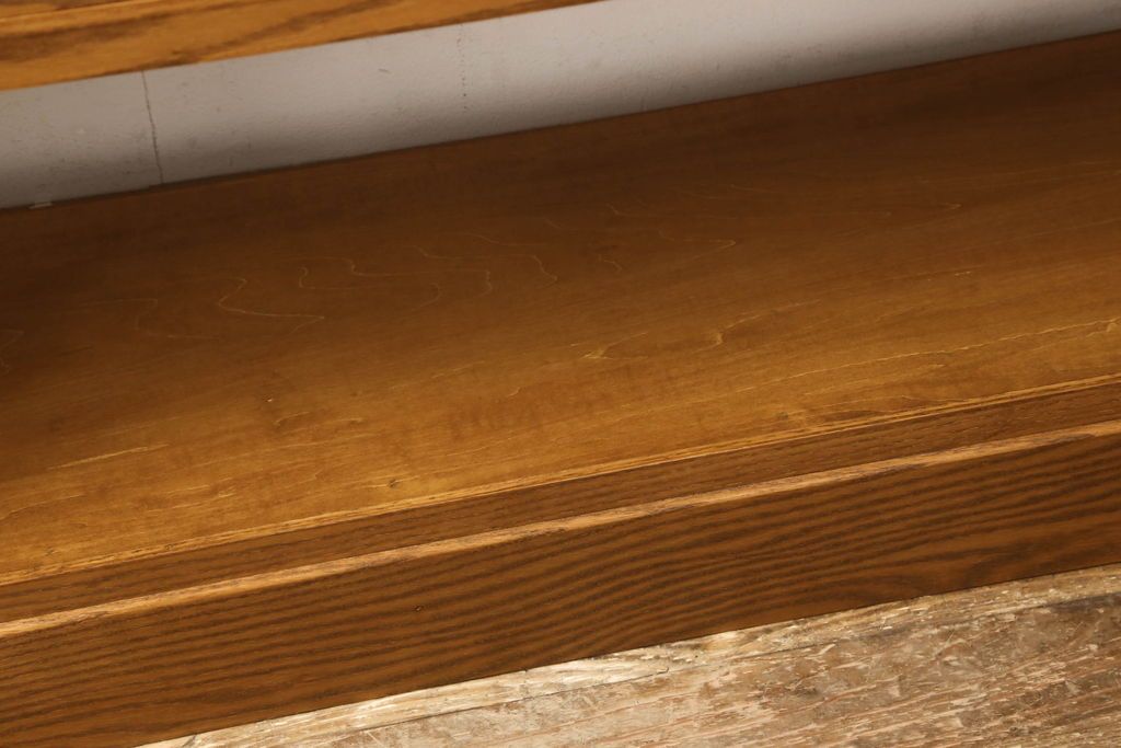 ワードローブを2台の本棚にリメイク!奥行きを2等分し、天板を取り付け。それぞれ可動棚を追加し、明るめの茶色に塗装仕上げ。