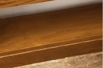 ワードローブを2台の本棚にリメイク!奥行きを2等分し、天板を取り付け。それぞれ可動棚を追加し、明るめの茶色に塗装仕上げ。