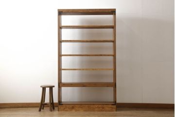 ワードローブを2台の本棚にリメイク!奥行きを2等分し、天板を取り付け。それぞれ可動棚を追加し、明るめの茶色に塗装仕上げ。