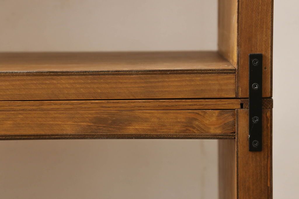 ワードローブを2台の本棚にリメイク!奥行きを2等分し、天板を取り付け。それぞれ可動棚を追加し、明るめの茶色に塗装仕上げ。