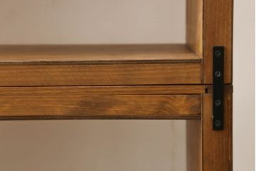 ワードローブを2台の本棚にリメイク!奥行きを2等分し、天板を取り付け。それぞれ可動棚を追加し、明るめの茶色に塗装仕上げ。