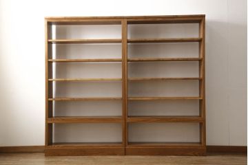 ワードローブを2台の本棚にリメイク!奥行きを2等分し、天板を取り付け。それぞれ可動棚を追加し、明るめの茶色に塗装仕上げ。