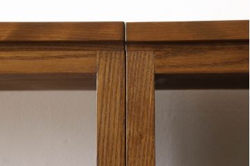 ワードローブを2台の本棚にリメイク!奥行きを2等分し、天板を取り付け。それぞれ可動棚を追加し、明るめの茶色に塗装仕上げ。