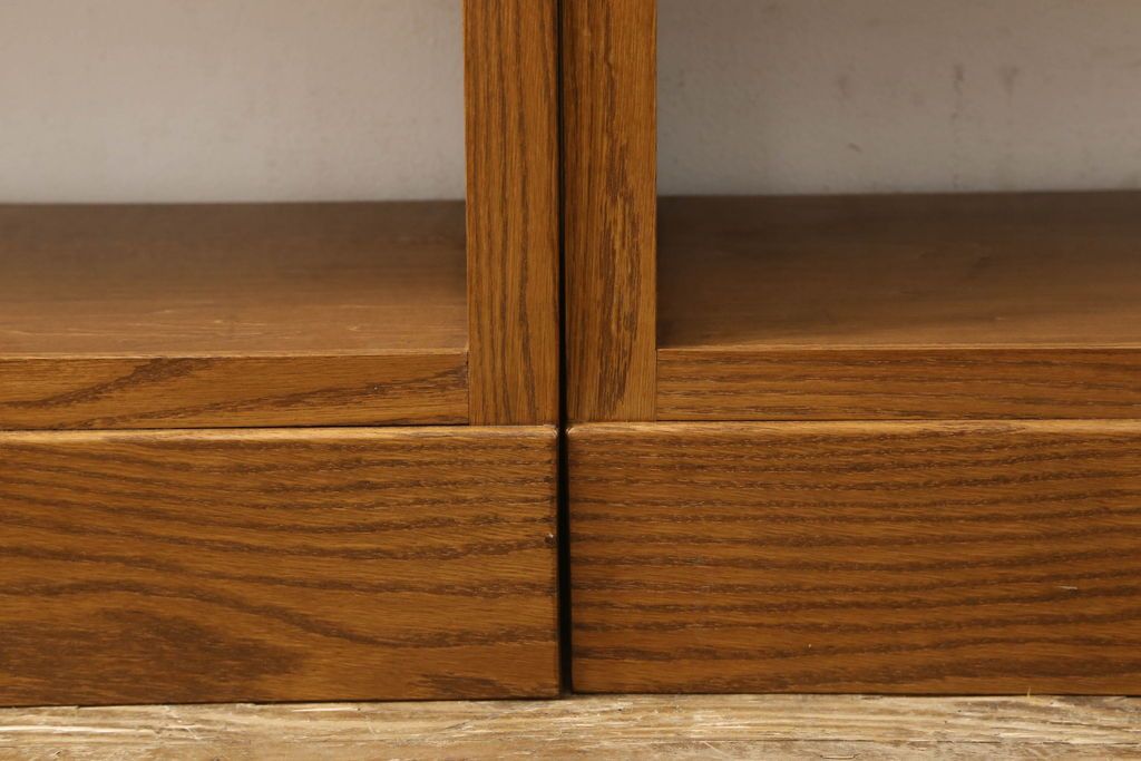 ワードローブを2台の本棚にリメイク!奥行きを2等分し、天板を取り付け。それぞれ可動棚を追加し、明るめの茶色に塗装仕上げ。