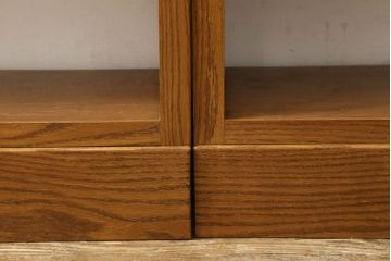 ワードローブを2台の本棚にリメイク!奥行きを2等分し、天板を取り付け。それぞれ可動棚を追加し、明るめの茶色に塗装仕上げ。