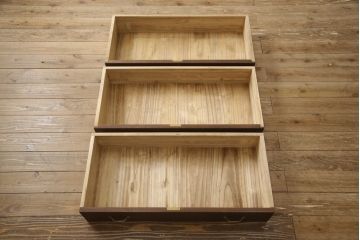 桐箪笥を着色リメイク!ヒノキ無垢材の天板を取り付け、取っ手を交換。オーク系で着色仕上げ。