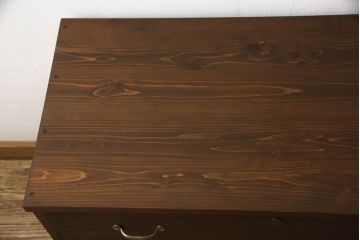 桐箪笥を着色リメイク!ヒノキ無垢材の天板を取り付け、取っ手を交換。オーク系で着色仕上げ。