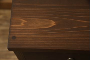 桐箪笥を着色リメイク!ヒノキ無垢材の天板を取り付け、取っ手を交換。オーク系で着色仕上げ。
