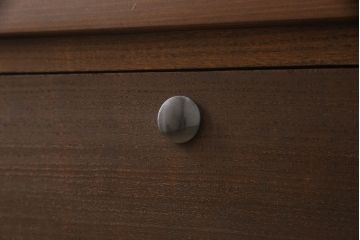 桐箪笥を着色リメイク!ヒノキ無垢材の天板を取り付け、取っ手を交換。オーク系で着色仕上げ。