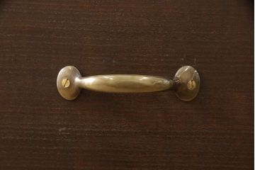 桐箪笥を着色リメイク!ヒノキ無垢材の天板を取り付け、取っ手を交換。オーク系で着色仕上げ。