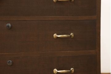 桐箪笥を着色リメイク!ヒノキ無垢材の天板を取り付け、取っ手を交換。オーク系で着色仕上げ。