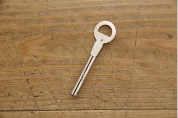 桐箪笥を着色リメイク!ヒノキ無垢材の天板を取り付け、取っ手を交換。オーク系で着色仕上げ。