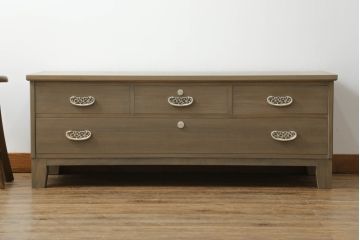 桐箪笥をテレビボードにリメイク!ご希望の高さにカットし、ヒノキ無垢材の天板と木製脚の取り付け。現状の色を基準にステイン塗料と蜜蝋ワックスで仕上げ。
