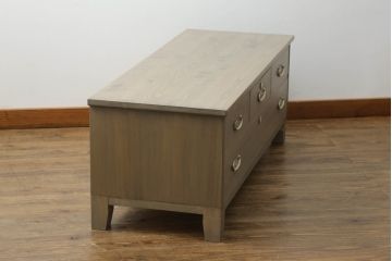 桐箪笥をテレビボードにリメイク!ご希望の高さにカットし、ヒノキ無垢材の天板と木製脚の取り付け。現状の色を基準にステイン塗料と蜜蝋ワックスで仕上げ。
