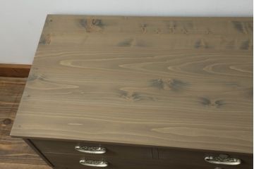 桐箪笥をテレビボードにリメイク!ご希望の高さにカットし、ヒノキ無垢材の天板と木製脚の取り付け。現状の色を基準にステイン塗料と蜜蝋ワックスで仕上げ。