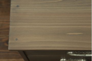 桐箪笥をテレビボードにリメイク!ご希望の高さにカットし、ヒノキ無垢材の天板と木製脚の取り付け。現状の色を基準にステイン塗料と蜜蝋ワックスで仕上げ。