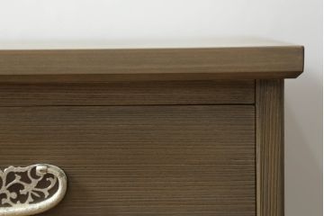桐箪笥をテレビボードにリメイク!ご希望の高さにカットし、ヒノキ無垢材の天板と木製脚の取り付け。現状の色を基準にステイン塗料と蜜蝋ワックスで仕上げ。