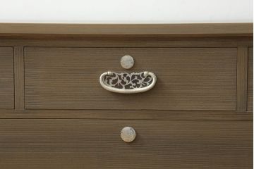 桐箪笥をテレビボードにリメイク!ご希望の高さにカットし、ヒノキ無垢材の天板と木製脚の取り付け。現状の色を基準にステイン塗料と蜜蝋ワックスで仕上げ。