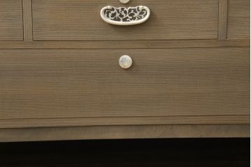 桐箪笥をテレビボードにリメイク!ご希望の高さにカットし、ヒノキ無垢材の天板と木製脚の取り付け。現状の色を基準にステイン塗料と蜜蝋ワックスで仕上げ。