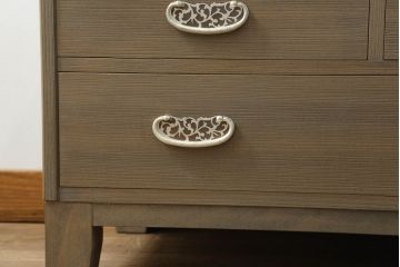 桐箪笥をテレビボードにリメイク!ご希望の高さにカットし、ヒノキ無垢材の天板と木製脚の取り付け。現状の色を基準にステイン塗料と蜜蝋ワックスで仕上げ。