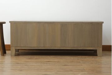 桐箪笥をテレビボードにリメイク!ご希望の高さにカットし、ヒノキ無垢材の天板と木製脚の取り付け。現状の色を基準にステイン塗料と蜜蝋ワックスで仕上げ。
