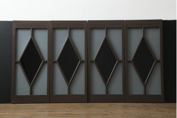 ガラス窓の大きさをリメイク!高さと幅をリサイズし、すりガラス部分を新しいものに交換。ココアブラウンにペイント仕上げ。