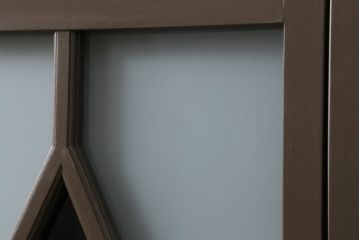 ガラス窓の大きさをリメイク!高さと幅をリサイズし、すりガラス部分を新しいものに交換。ココアブラウンにペイント仕上げ。