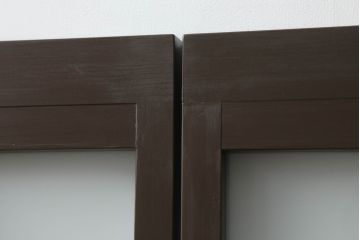 ガラス窓の大きさをリメイク!高さと幅をリサイズし、すりガラス部分を新しいものに交換。ココアブラウンにペイント仕上げ。