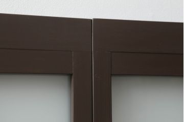 ガラス窓の大きさをリメイク!高さと幅をリサイズし、すりガラス部分を新しいものに交換。ココアブラウンにペイント仕上げ。