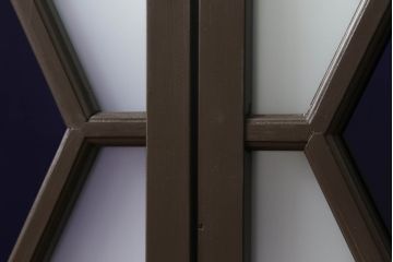 ガラス窓の大きさをリメイク!高さと幅をリサイズし、すりガラス部分を新しいものに交換。ココアブラウンにペイント仕上げ。