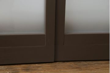 ガラス窓の大きさをリメイク!高さと幅をリサイズし、すりガラス部分を新しいものに交換。ココアブラウンにペイント仕上げ。