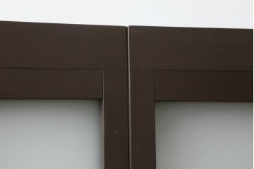 ガラス窓の大きさをリメイク!高さと幅をリサイズし、すりガラス部分を新しいものに交換。ココアブラウンにペイント仕上げ。