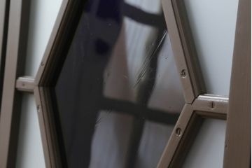 ガラス窓の大きさをリメイク!高さと幅をリサイズし、すりガラス部分を新しいものに交換。ココアブラウンにペイント仕上げ。