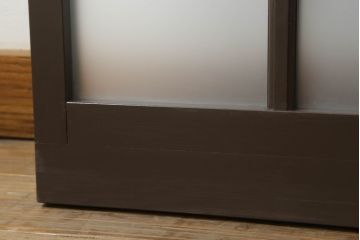 ガラス窓の大きさをリメイク!高さと幅をリサイズし、すりガラス部分を新しいものに交換。ココアブラウンにペイント仕上げ。
