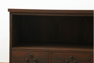 3段重ね桐箪笥をローチェストと2台のローボードにリメイク!上段の引き戸にはモールガラスをはめ込み、ヒノキ無垢材の天板と木製脚の取り付け。中下段は重ねて使えるローボードに。オーク系のステイン塗料と蜜蝋ワックス仕上げ。
