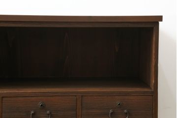 3段重ね桐箪笥をローチェストと2台のローボードにリメイク!上段の引き戸にはモールガラスをはめ込み、ヒノキ無垢材の天板と木製脚の取り付け。中下段は重ねて使えるローボードに。オーク系のステイン塗料と蜜蝋ワックス仕上げ。