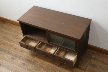 3段重ね桐箪笥をローチェストと2台のローボードにリメイク!上段の引き戸にはモールガラスをはめ込み、ヒノキ無垢材の天板と木製脚の取り付け。中下段は重ねて使えるローボードに。オーク系のステイン塗料と蜜蝋ワックス仕上げ。