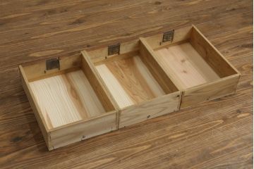 3段重ね桐箪笥をローチェストと2台のローボードにリメイク!上段の引き戸にはモールガラスをはめ込み、ヒノキ無垢材の天板と木製脚の取り付け。中下段は重ねて使えるローボードに。オーク系のステイン塗料と蜜蝋ワックス仕上げ。