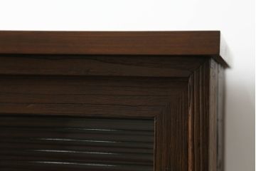 3段重ね桐箪笥をローチェストと2台のローボードにリメイク!上段の引き戸にはモールガラスをはめ込み、ヒノキ無垢材の天板と木製脚の取り付け。中下段は重ねて使えるローボードに。オーク系のステイン塗料と蜜蝋ワックス仕上げ。