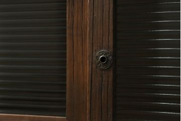 3段重ね桐箪笥をローチェストと2台のローボードにリメイク!上段の引き戸にはモールガラスをはめ込み、ヒノキ無垢材の天板と木製脚の取り付け。中下段は重ねて使えるローボードに。オーク系のステイン塗料と蜜蝋ワックス仕上げ。