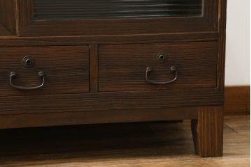 3段重ね桐箪笥をローチェストと2台のローボードにリメイク!上段の引き戸にはモールガラスをはめ込み、ヒノキ無垢材の天板と木製脚の取り付け。中下段は重ねて使えるローボードに。オーク系のステイン塗料と蜜蝋ワックス仕上げ。