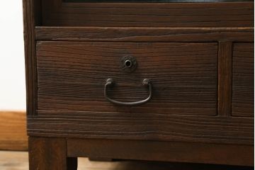 3段重ね桐箪笥をローチェストと2台のローボードにリメイク!上段の引き戸にはモールガラスをはめ込み、ヒノキ無垢材の天板と木製脚の取り付け。中下段は重ねて使えるローボードに。オーク系のステイン塗料と蜜蝋ワックス仕上げ。