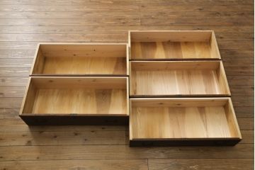 3段重ね桐箪笥をローチェストと2台のローボードにリメイク!上段の引き戸にはモールガラスをはめ込み、ヒノキ無垢材の天板と木製脚の取り付け。中下段は重ねて使えるローボードに。オーク系のステイン塗料と蜜蝋ワックス仕上げ。