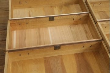 3段重ね桐箪笥をローチェストと2台のローボードにリメイク!上段の引き戸にはモールガラスをはめ込み、ヒノキ無垢材の天板と木製脚の取り付け。中下段は重ねて使えるローボードに。オーク系のステイン塗料と蜜蝋ワックス仕上げ。